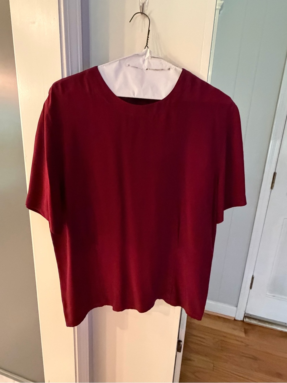 Jones New York 100 % silk Short-Sleeve Crewneck blouse in Burgundy